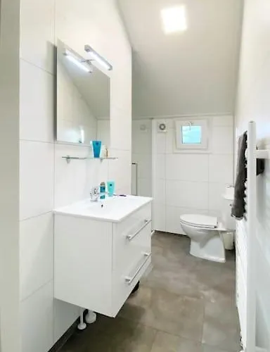 Apartamento Beachhouse Veluwemeer Mit Grossem Garten In Strandnaehe