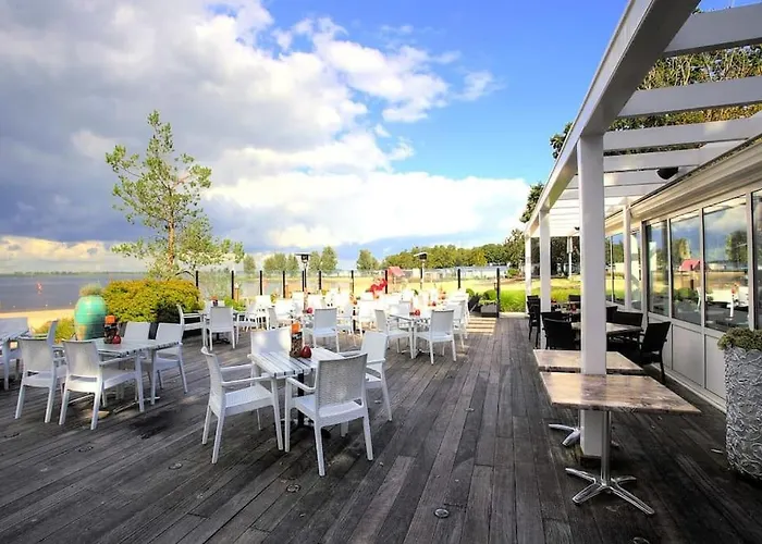 Beachhouse Veluwemeer Mit Grossem Garten In Strandnaehe フルスホルスト